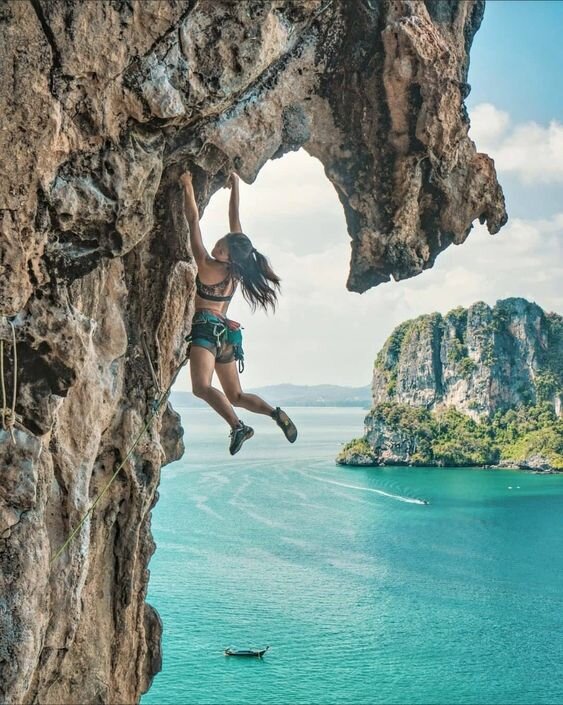 Свободное лазание или FreeClimbing - преодоление естественной скалы любым способом, без использования специального скалолазного снаряжения, но с использованием страховки. 