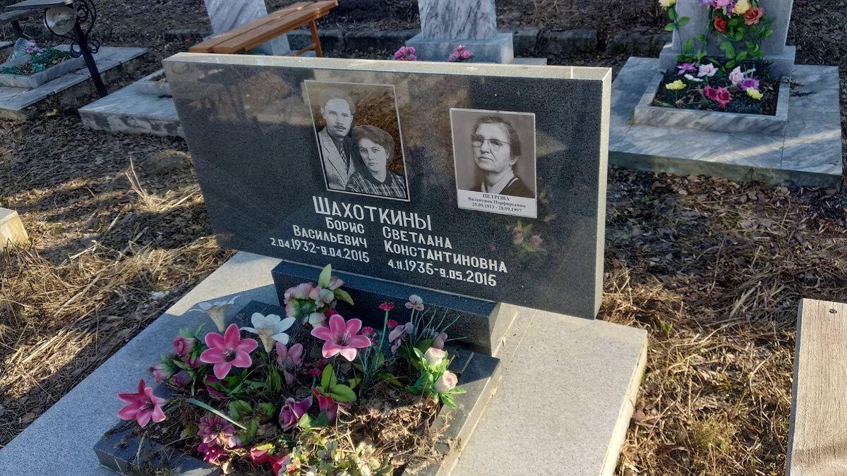 серый гранит с врезанной керамогранитной портретной плиткой