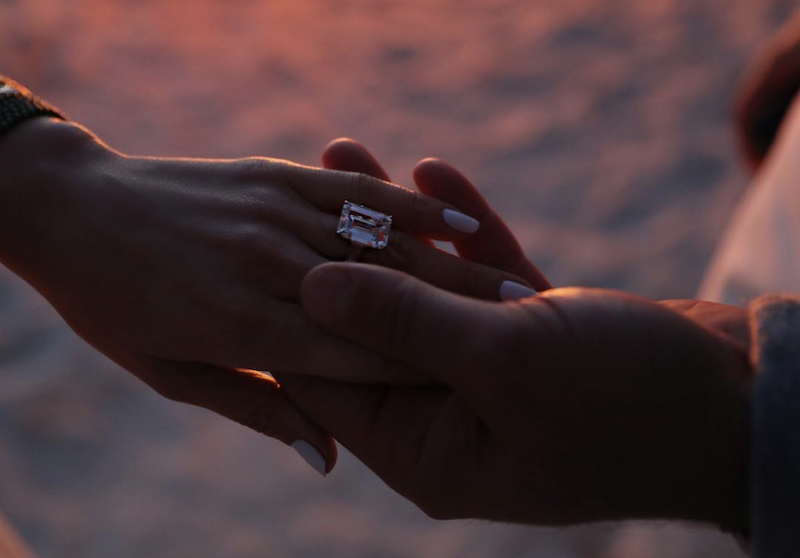 Солитер, подаренный Алексом Родригесом, с бриллиантом изумрудной огранки 