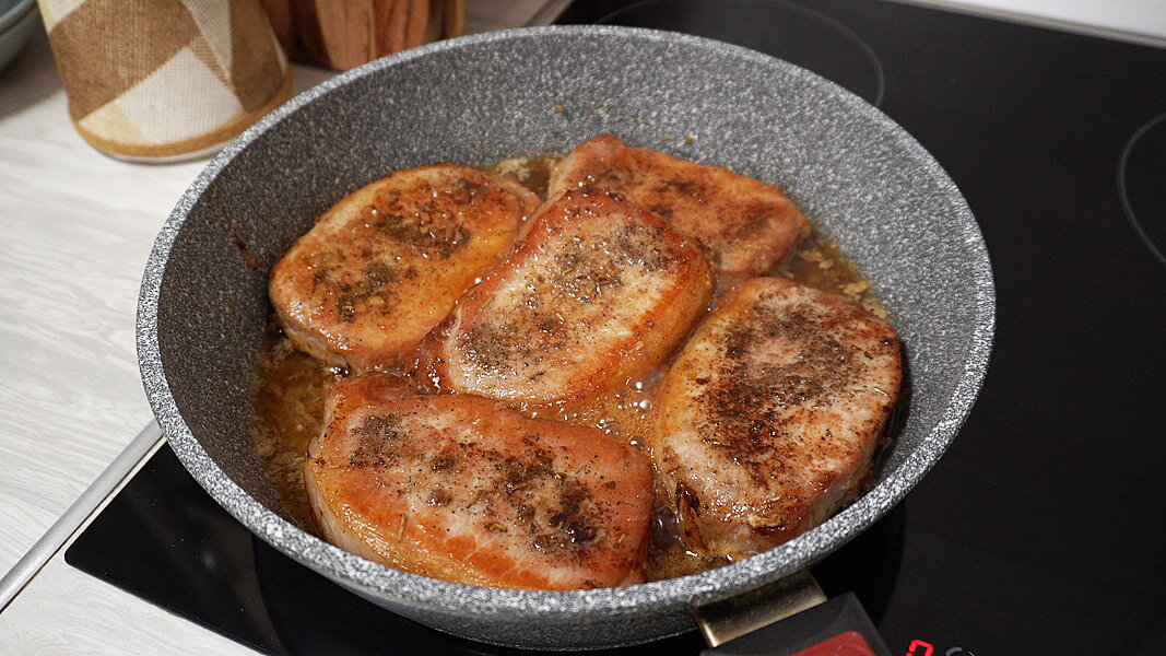 Карбонад свиной. Рецепты на сковороде с луком, грибами и мёдом