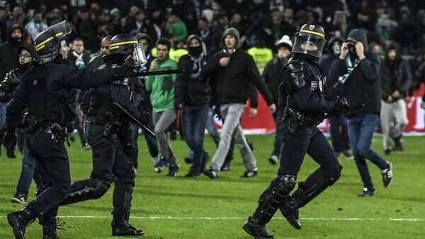    Матч Лиги 1 "Сент-Этьен" - "Лион" прерван из-за выхода болельщиков на футбольное поле© AFP 2022 / PHILIPPE DESMAZES