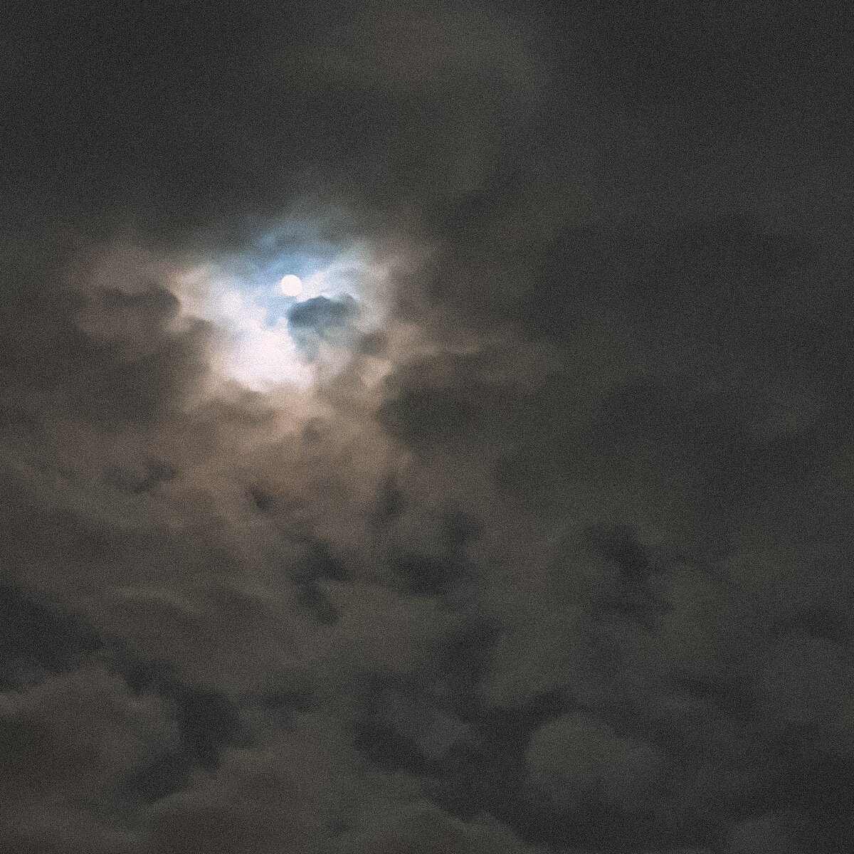 Голубая луна в Самайн 2020. Я сделала это фото, когда заряжала свою воду. 