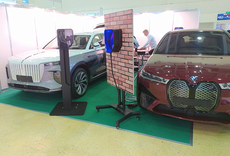 Огромные и роскошные электромобили Кадиллак и БМВ