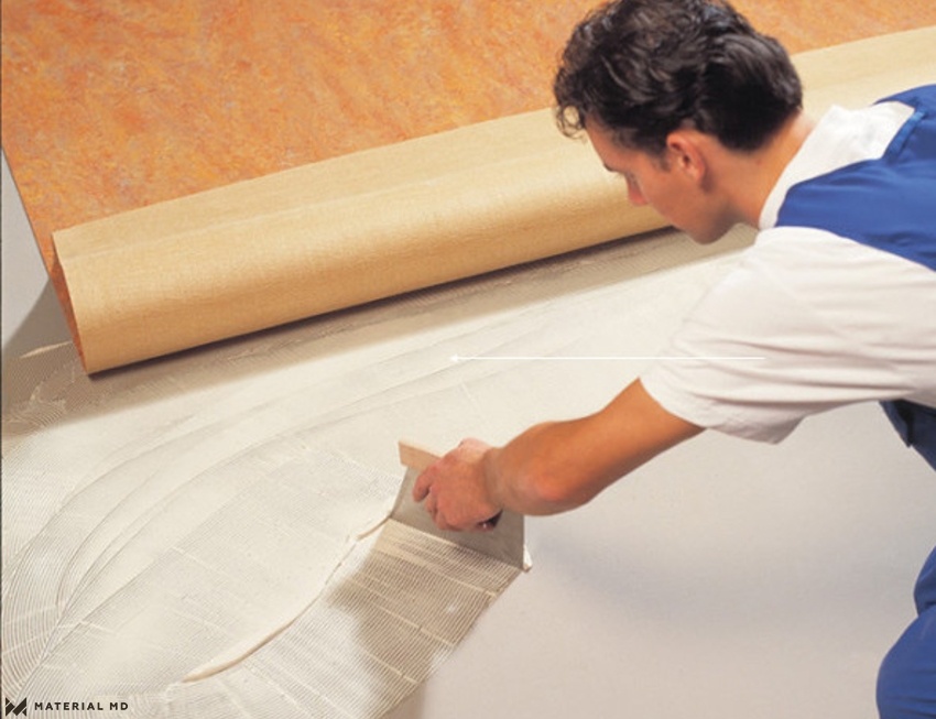 Вторым подготовительным шагом служит полный анализ основания из бетона. Проверяется пол на наличие уклонов, выпуклостей, перепадов, неправильного стыкование плит. Также очень важно выявить трещины и другие повреждения основания. Все найденные изъяны устраняют. А щели и трещины заполняются материалом со звукоизоляционным свойством . Сверху неровности шпаклюются. Для это готовится раствор из смолы или цемента, в которой потом добавляется олифа.