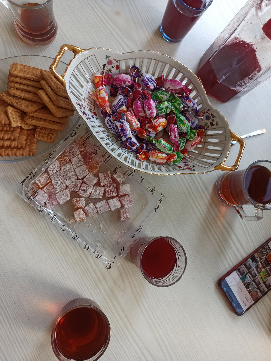 Спонтанно накрытый стол