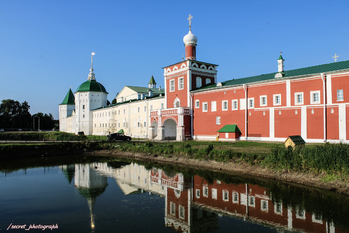 Западная стена с видом на пруды, вырытые, по преданию, лично преподобным Сергием Радонежским и преподобным Мефодием. Лимонного цвета здание слева - стена Больничного корпуса с ампирным храмом Дмитрия Ростовского (начало девятнадцатого века) 