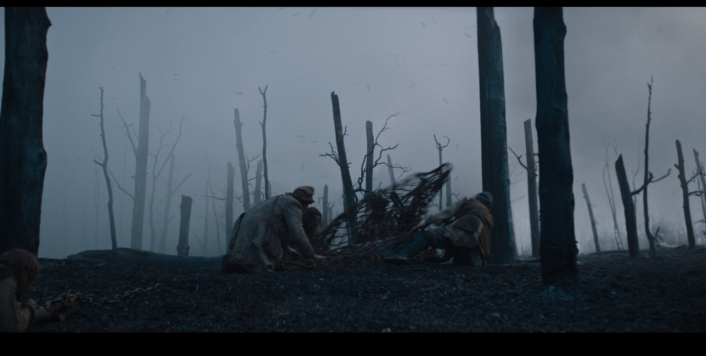 Один из самых корявых моментов, на Хищника нацепили два крупных капкана и в добавок накинули тяжёлую сеть. И он каким-то образом сбрасывает сеть и ровно встаёт из лежачего положения, словно у него за спиной пружина.