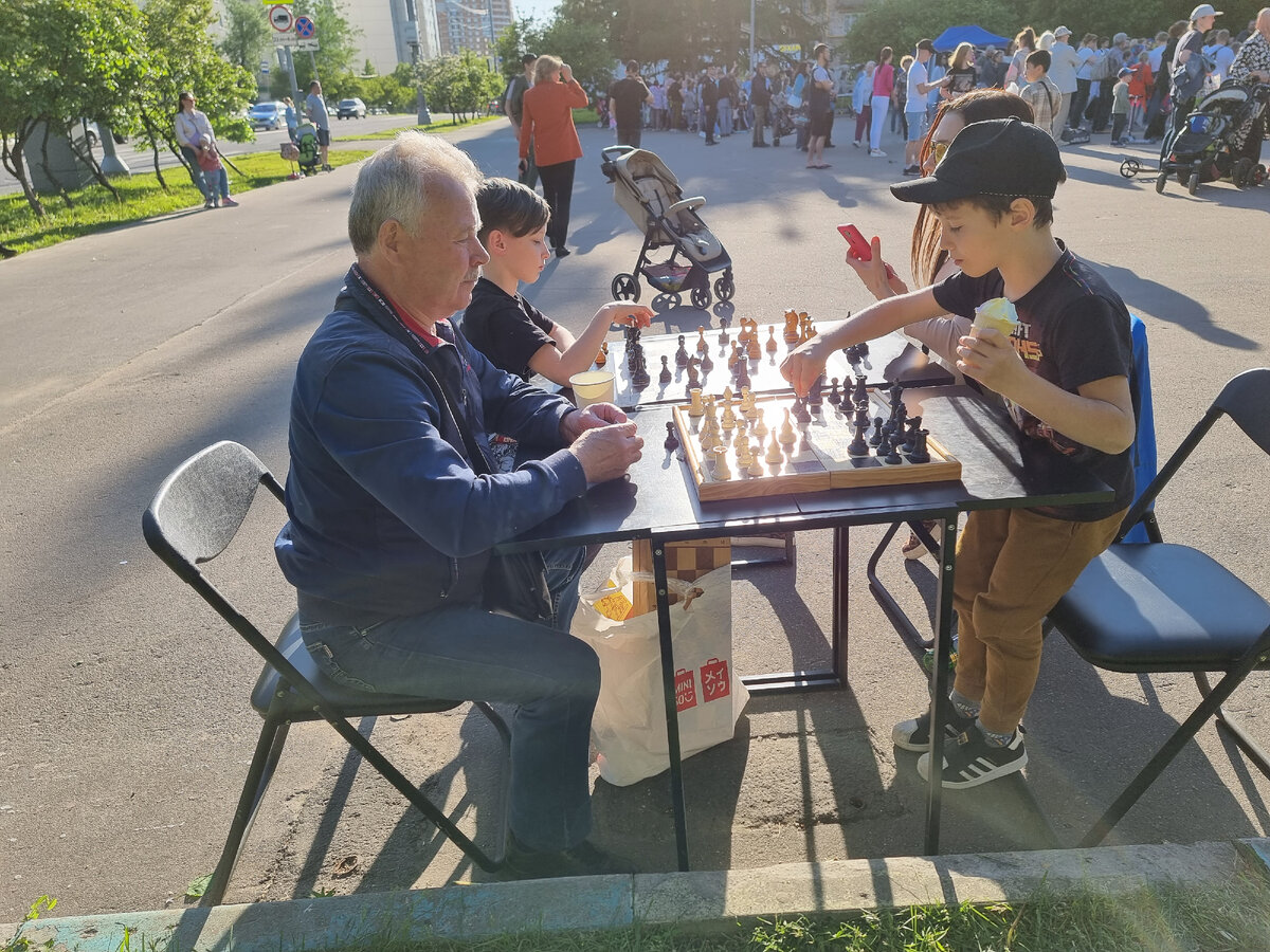 Марк играет в шахматы на празднике к Дню защиты детей