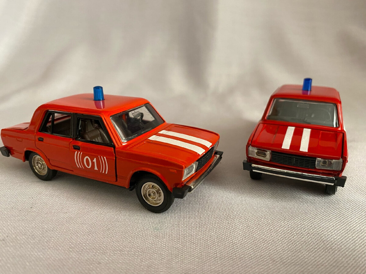 Также вы теперь понимаете, что моя гипотеза потерпела крах: генераций "пожарных" моделек у "Агата" не две, а теперь уже как минимум три! Левая "пятерка" является представительницей наиболее ранних образцов, о чем нам говорит еще старый хром, коричневый салон и ряд прочих признаков. 