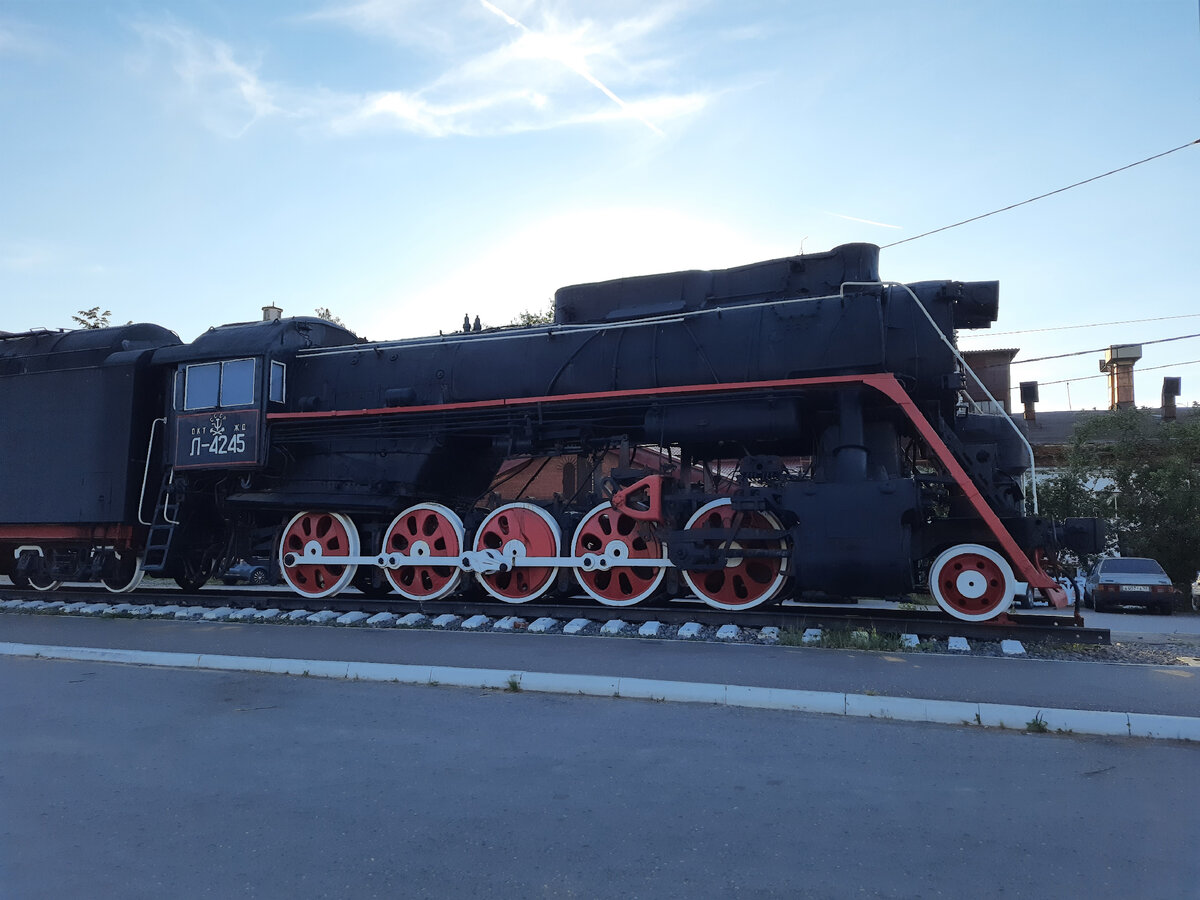 Памятник паровозу Л-4245 в Бологом
