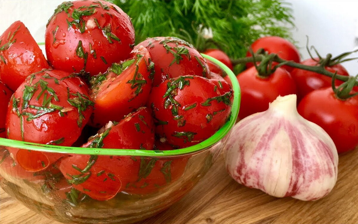 Помидоры с чесноком и зеленью