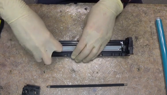 Фото 23. Закручиваем два винта, закрепляющие ракель