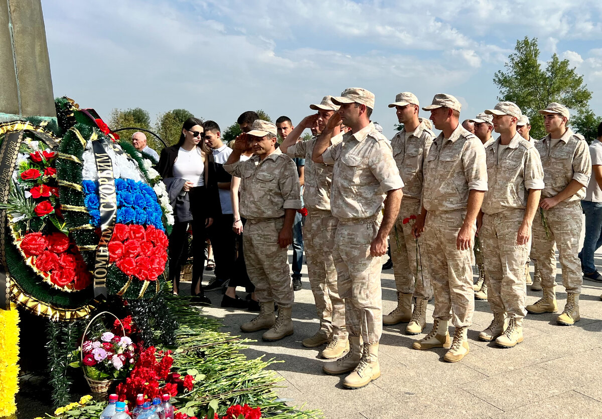 Беслан Северная Осетия мемориал. Беслан Северная Осетия 1 сентября 2004. Северный солдат. Гвардии полковник.