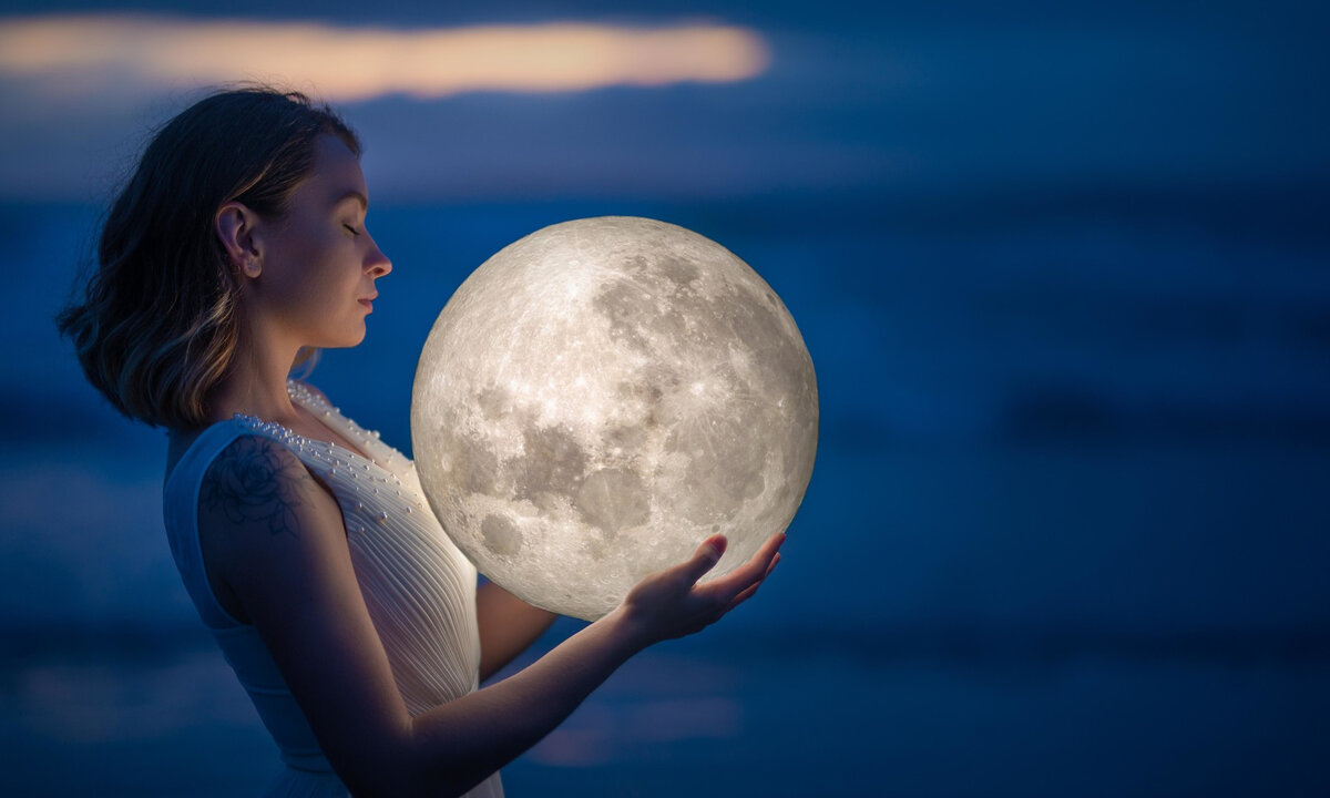 Когда будет следующая луна. Луна. Девушка обнимает луну. Полнолуние в городе. Сфера красивая картинка с девушкой.