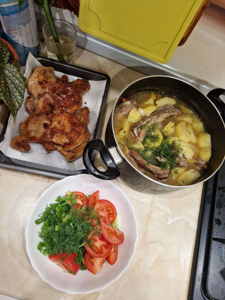 Мясо 🍖 корейка в панировке с любимыми специями. Картошка Тушёная с рёбрами. Стандартный салат, огурцы. Помидоры, лук, зелень.