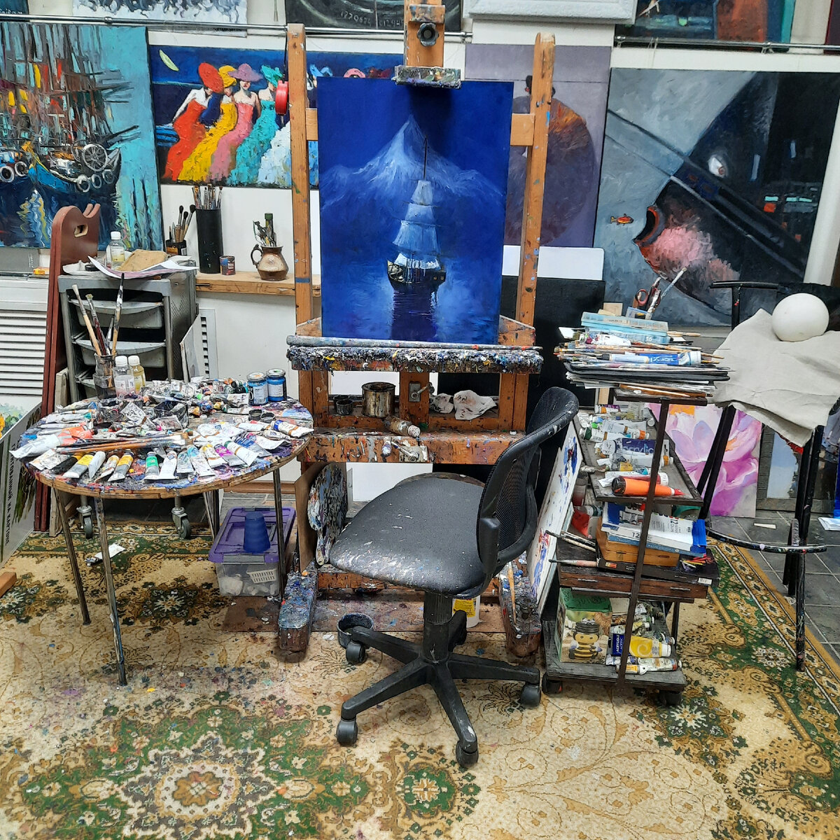 Рабочее место Байрама в своей арт-студии в Тольятти