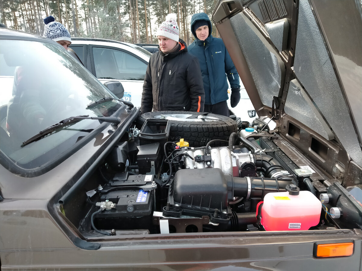 Судья тщательно проверяет даже совершенно новую Ниву, у которой пробег всего 800 км. 