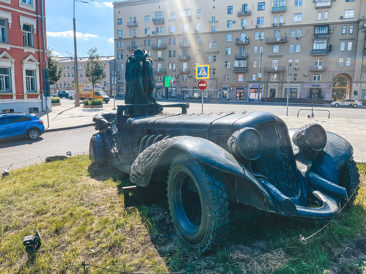 Скульптура автомобиля Воланда, на котором едут Мастер и Маргарита