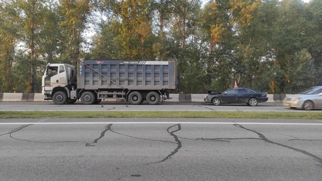     В Абакане пьяная 42-летняя женщина за рулем ToyotaVistа засмотрелась в окно и не заметила грузовик перед собой.