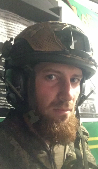 Анахин Артём Андреевич 01.03.1993 года рождения, позывной ЛИС,  247 ДШП, Разведывательная рота, 1 взвод, рост +-185см.
На плече левой руки тату дракона