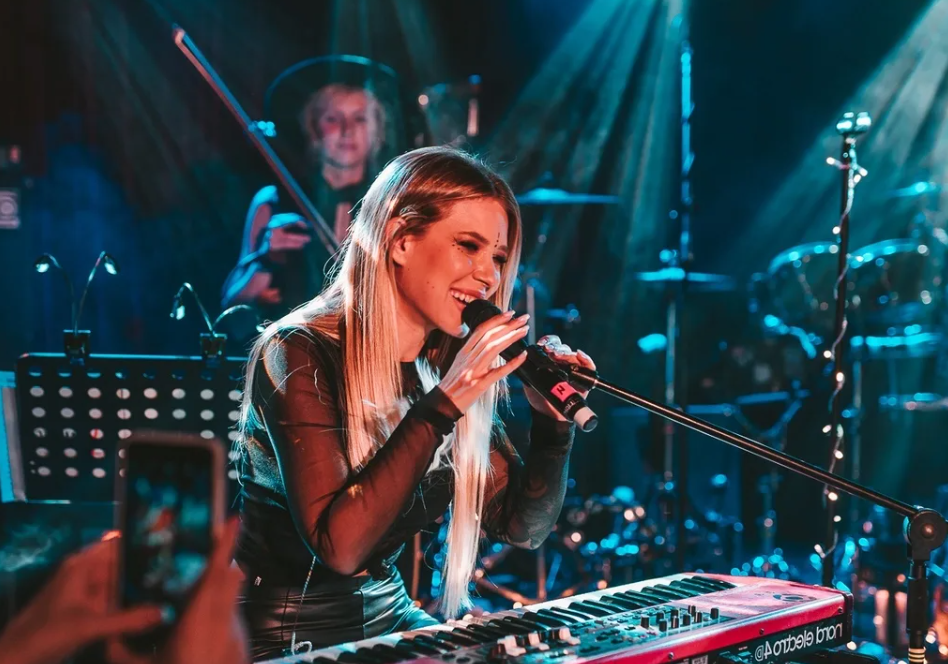 Нилетто из клипа. Арина dead blonde. Кто поет песню без 5 минут жена. Улетай на крыльях ветра. Кто поет песню без 5 минут жена.