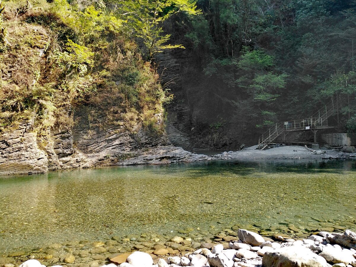 Река Сочи и лестница к водопаду. Фото автора