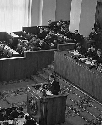    Шелепин во время выступления на XII съезде ВЛКСМ в Большом Кремлевском дворце, 1954 год. Фото: ТАСС