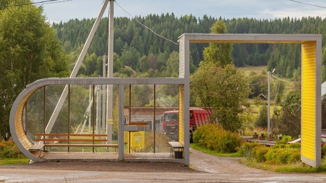     В деревне Сеп Игринского района установили остановку в форме названия населенного пункта. Также там сделали полки с книгами, чтобы пассажиры могли почитать, дожидаясь транспорт.