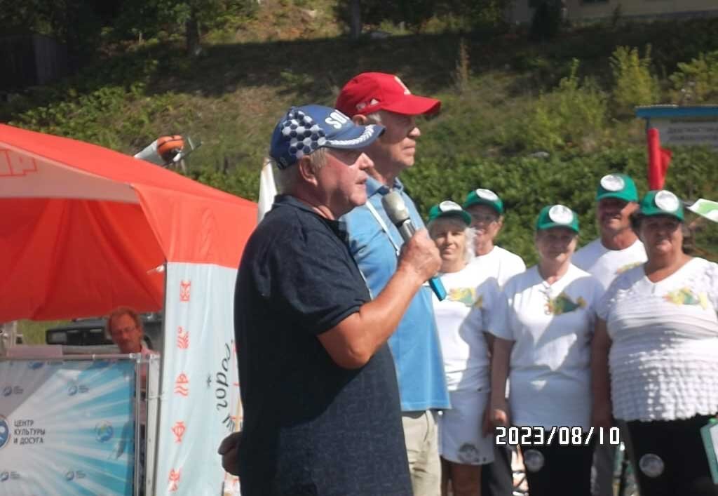 Начальник турслёта Владимир Белов (с микрофоном) и главный судья Василий Крапивин дают старт турслёту