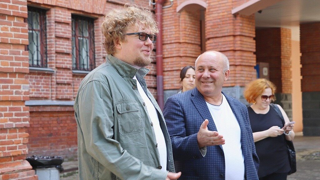     В преддверии Всероссийского туристического форума мэр Хабаровска встретился с известным теле- и радиоведущим и провел небольшую экскурсию, познакомив с городскими достопримечательностями и историей.