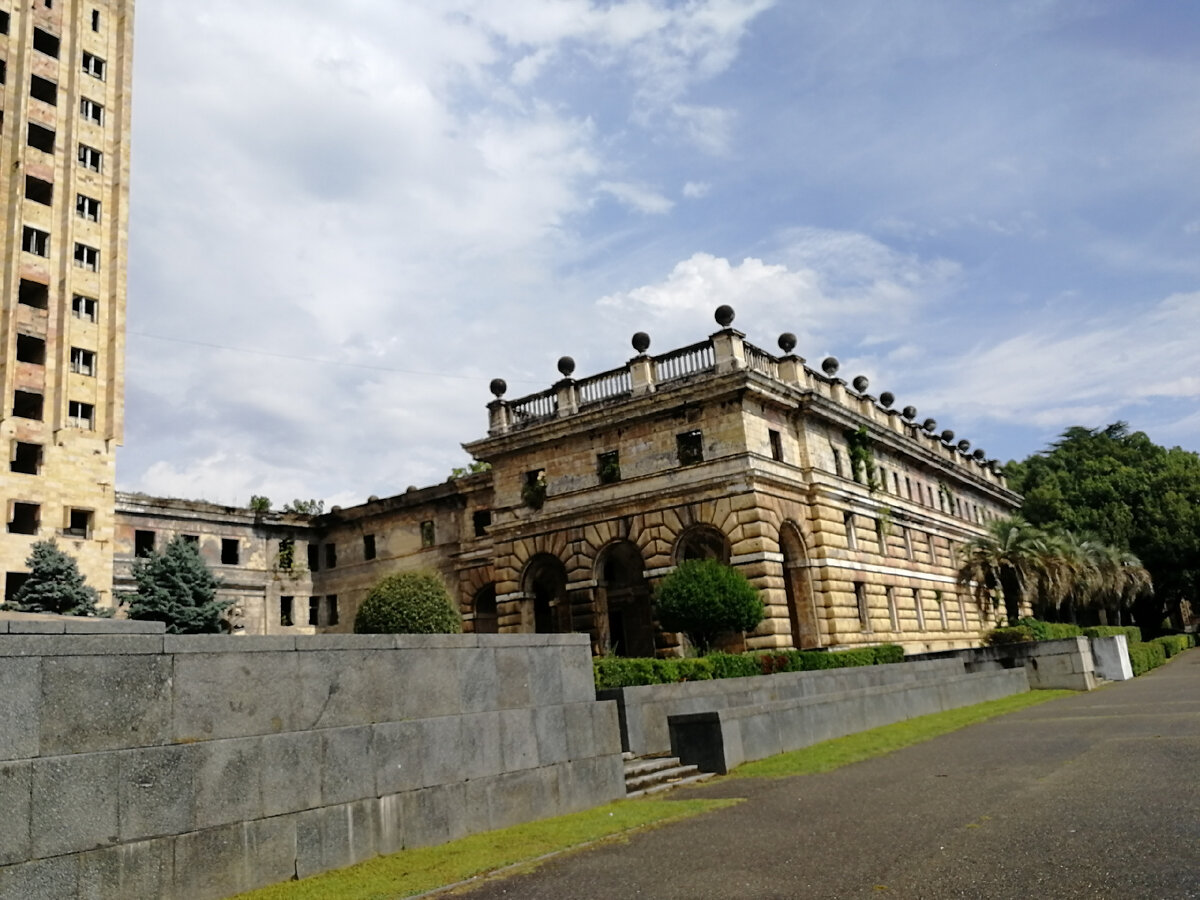 Боковые корпуса соединены с основным зданием