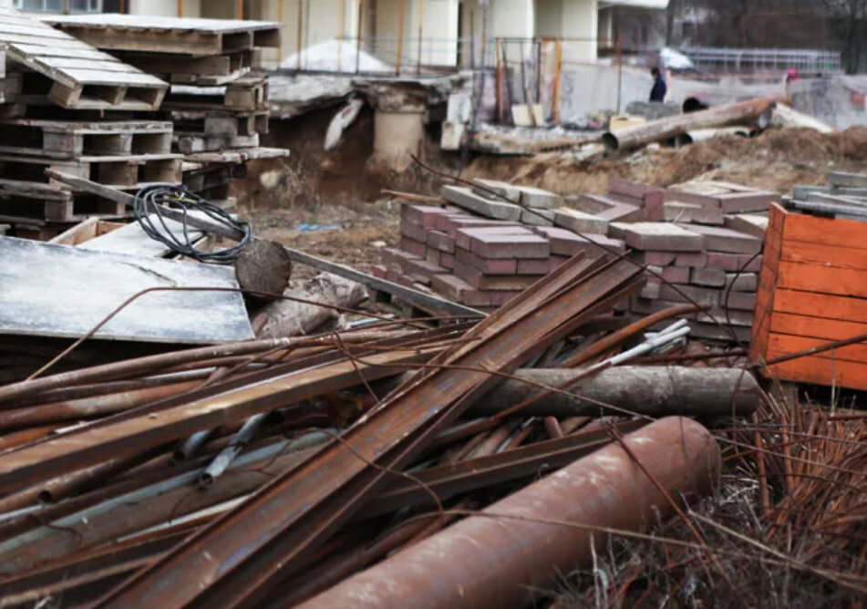 Фото из интернета. Благо, что таких фотографий в наши дни, гораздо больше чем фотографий идеального порядка на стройплощадках частного сектора.