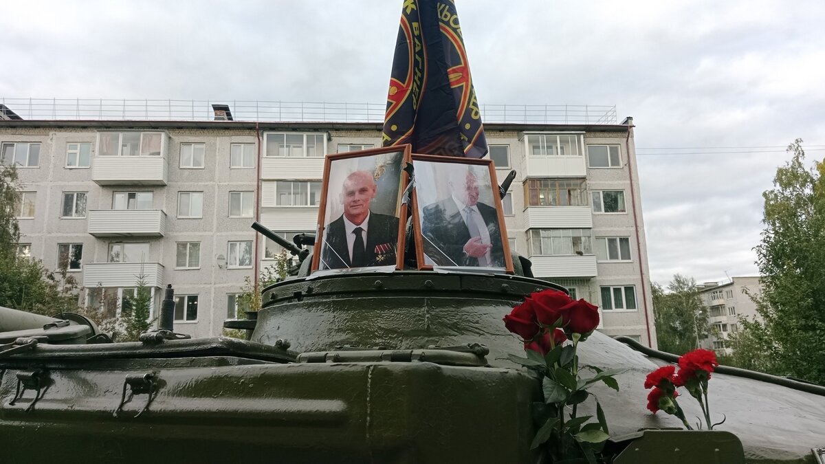     В Тобольске бойцы ЧВК «Вагнер» организовали стихийных мемориал Евгению Пригожину. Его устроили у Танка Т-72М в сквере 8 микрорайона.