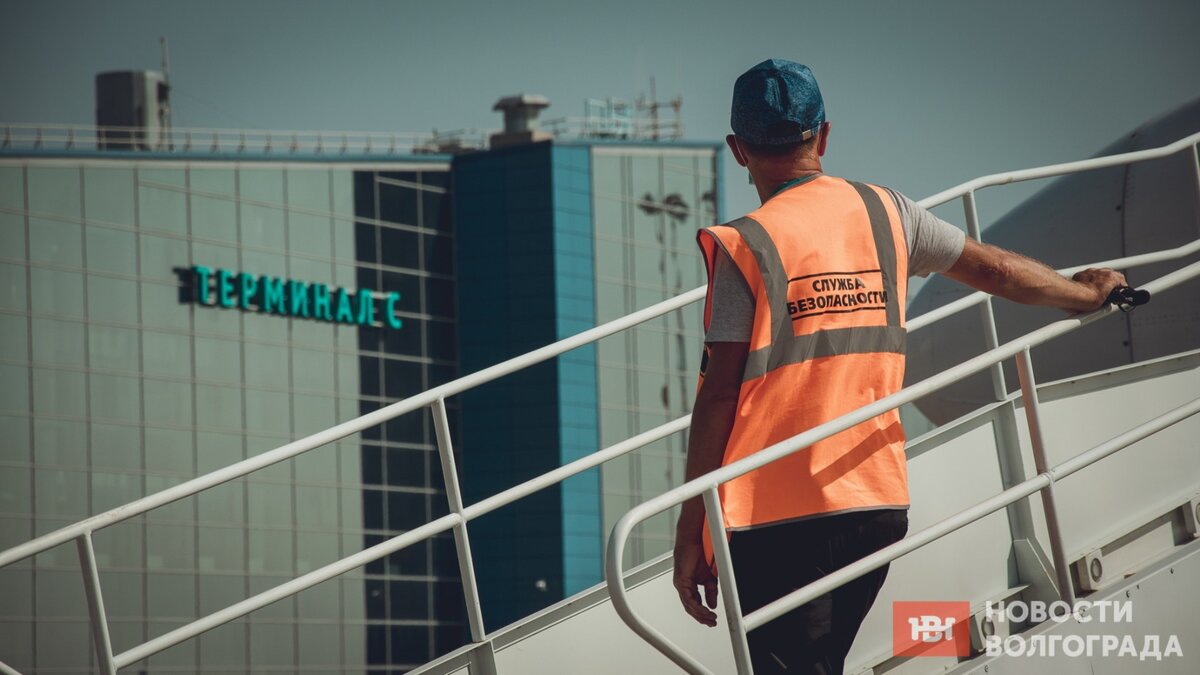     Пассажирский самолет Airbus, который следовал рейсом из Москвы в Минеральные Воды, совершил неожиданную посадку в аэропорту Волгограда. Об этом сообщили представители аэропорта.
