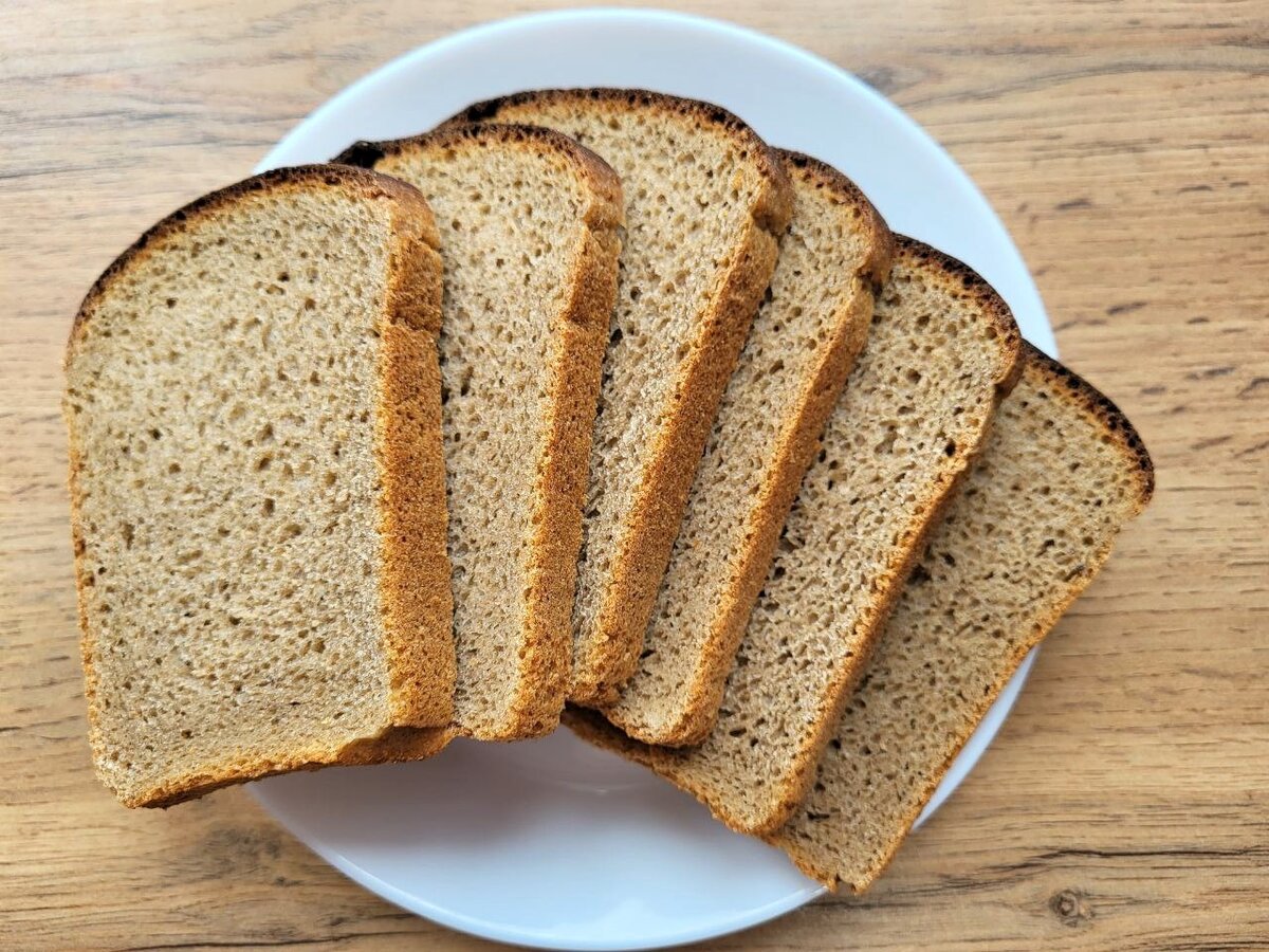 Раньше в столовых висел такой плакат: «Хлеб для еды в меру бери, хлеб - драгоценность, им не сори!» Мы советские люди жевали и запоминали наизусть эти азбучные истины.