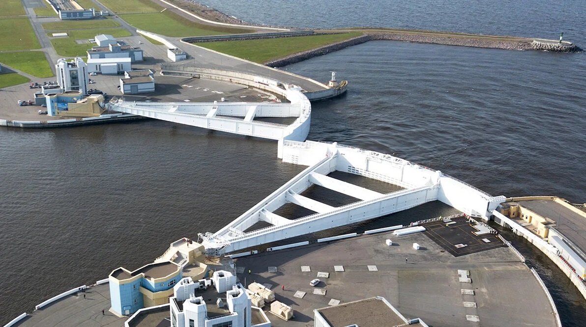 Комплекс защитных сооружений санкт петербург дамба. Комплекс дамба. Комплекс защитных сооружений петербурга. Затворы комплекса защитных сооружений кзс в санкт-петербурге. Комплекс защитных сооружений петербурга.