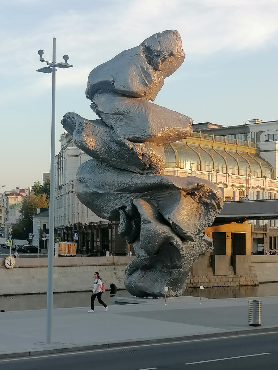 Несчастная, как кусок это глины в центре Москвы