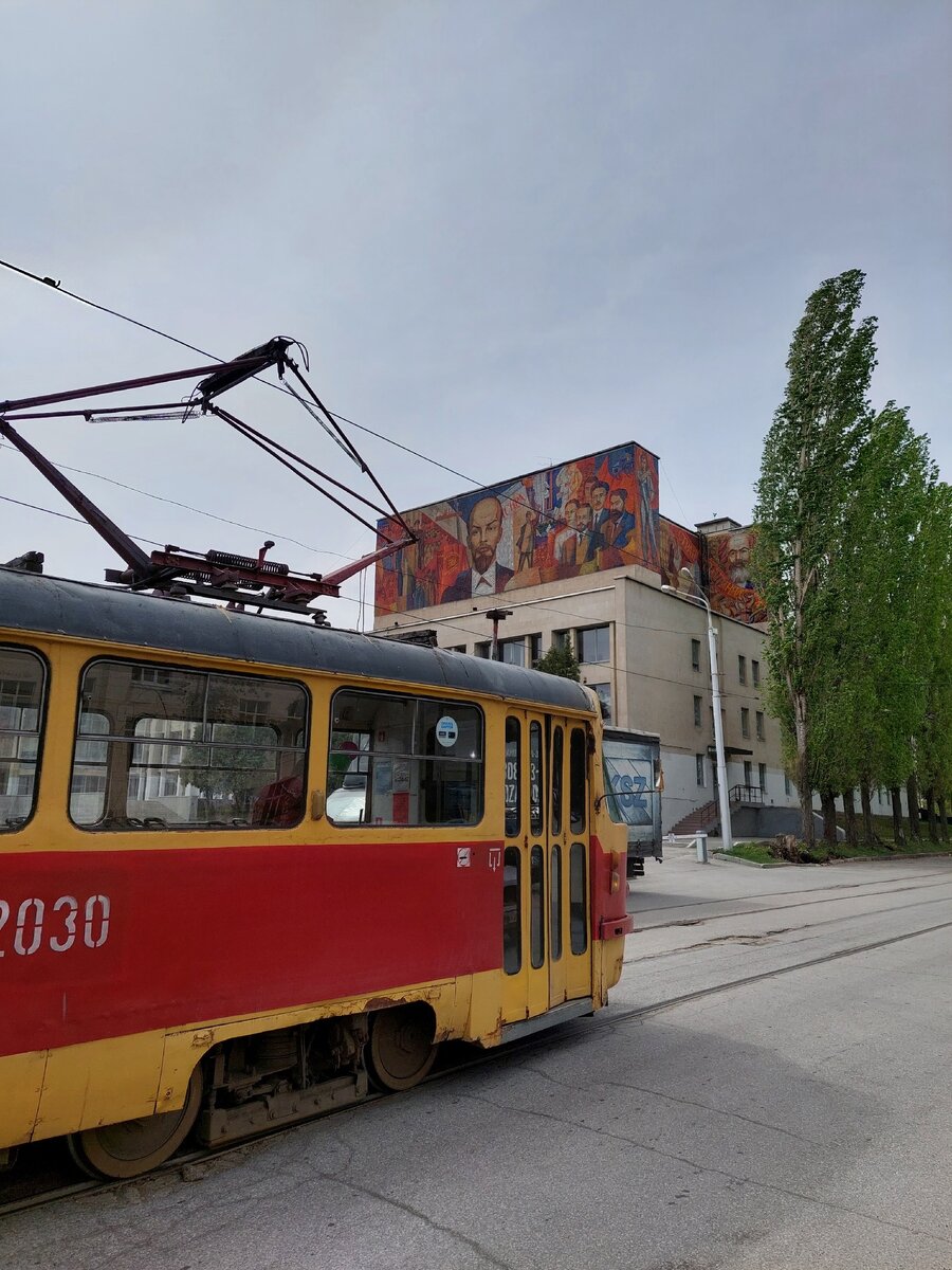 Трамвай заезжает в депо. А мы идём смотреть ДК