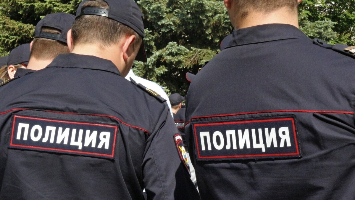     Полицейские сломали руку 44-летнему жителю Тюменской области Ивану. Мужчина пытался освободить тюменцев из изолятора временного содержания.