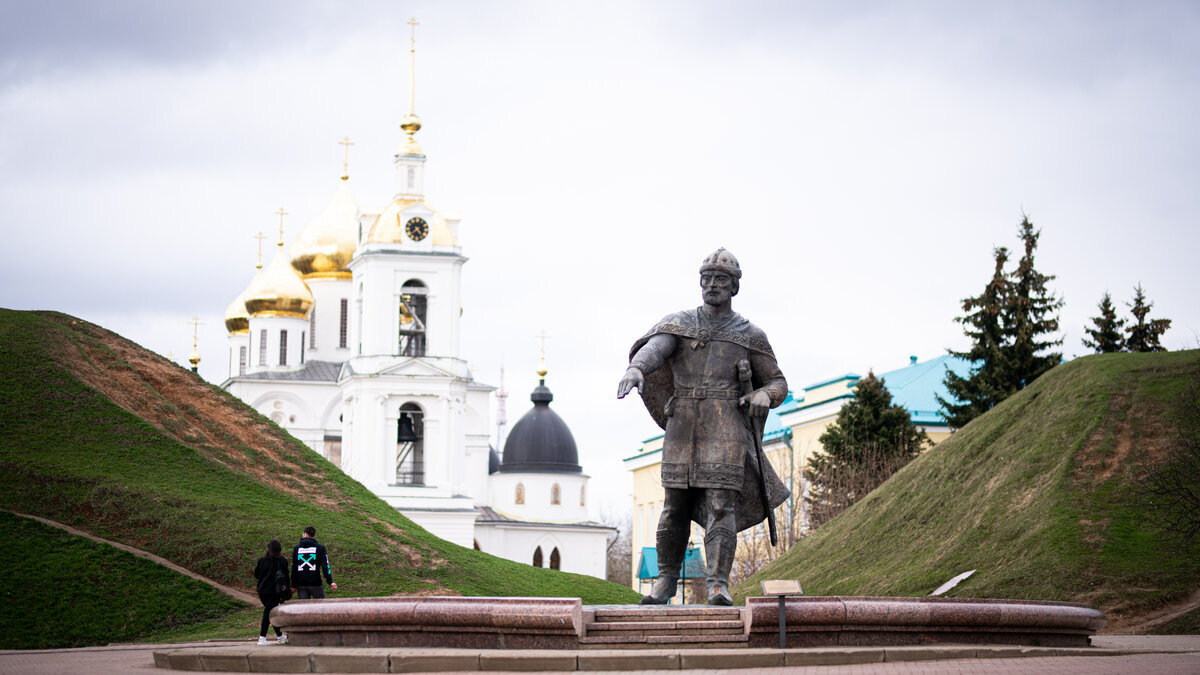 Подмосковные города которые стоит. Памятник Долгорукому в Дмитрове. Дмитров фото. Памятник Борису и Глебу в Дмитрове.