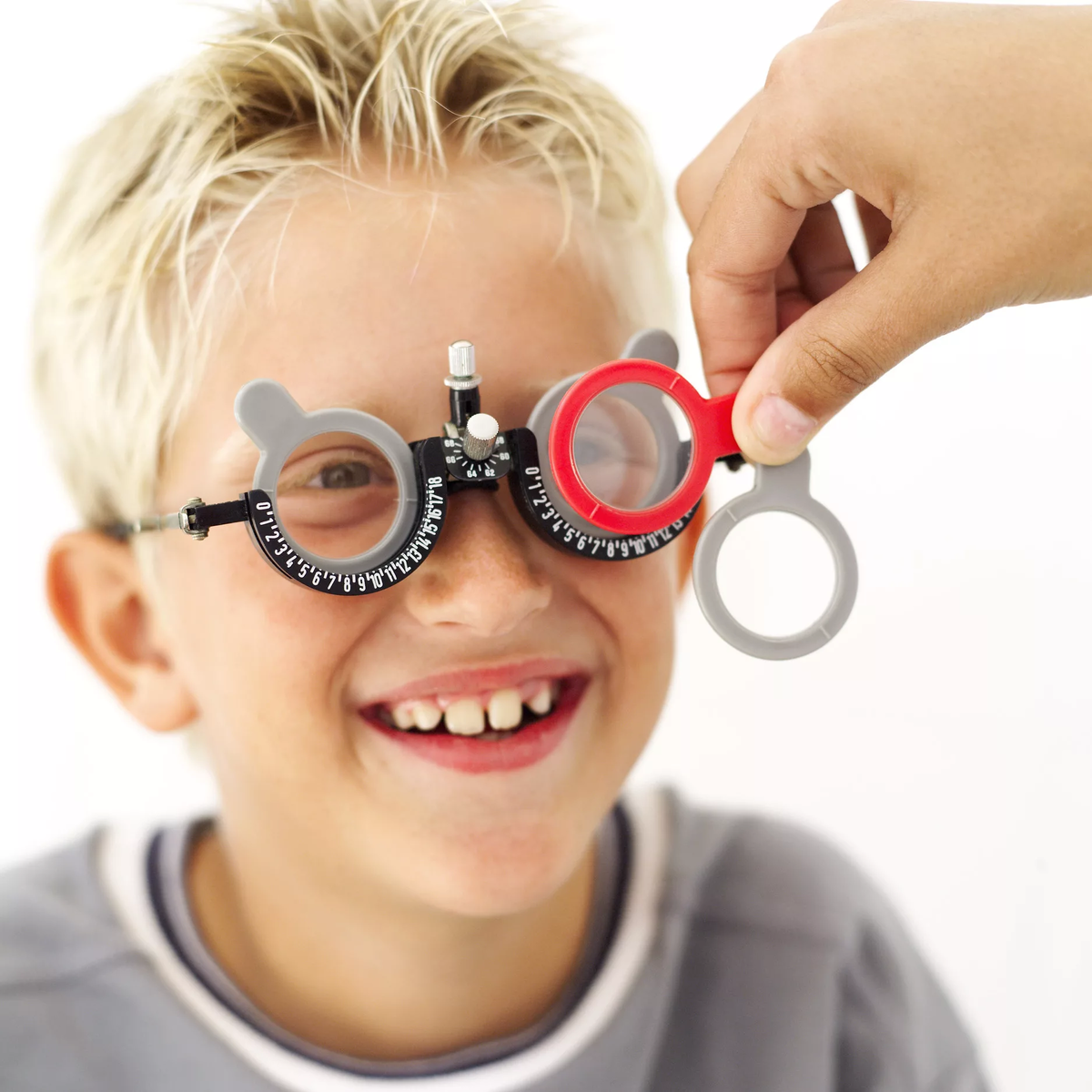 Когда диагноз уже поставлен и врач выписал рецепт на очки для ребенка, родителям следует со всей серьезностью отнестись к их подбору и выполнению всех рекомендаций специалиста. Ведь именно от их внимательности и терпения зависит: будет ли болезнь прогрессировать или останется лишь кратким упоминанием в детской амбулаторной карте.  
Существует ряд аспектов, существенно отличающих детские медицинские очки от взрослых. В первую очередь, они имеют разное назначение. Ребенок постоянно их носит для того, чтобы с течением времени его зрение было доведено до 100% или до максимально возможного показателя при его диагнозе. 

Полноценное зрение важно особенно для детей раннего дошкольного возраста, так как это не только один из видов восприятия окружающей действительности, но и важный фактор, влияющий на скорость развития умственных способностей. Ребенок, чьи родители попустительствуют его нежеланию носить очки, может отставать в развитии от своих сверстников, а также у него в дальнейшем могут возникнуть трудности, связанные с социальной адаптацией. Поэтому своевременное лечение и неукоснительное выполнение всех рекомендаций врача способны обеспечить малышу полноценное развитие и позитивное восприятие мира, полного ярких красок. Помните об этом! 