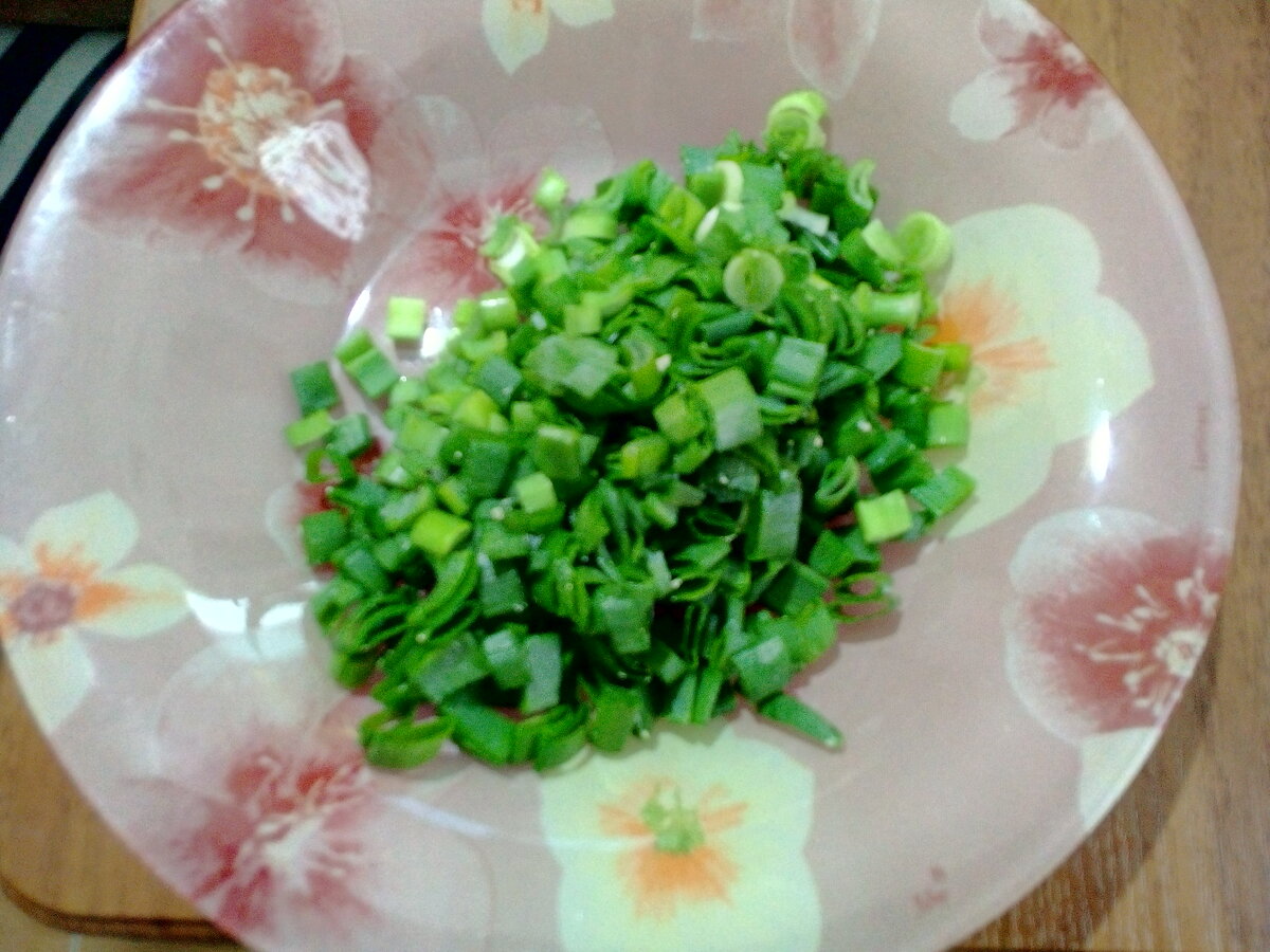 Салат с кальмаром, яйцом и зелёным луком. Вкусно и полезно.