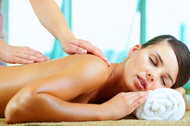 Было даже проведено небольшое исследование, правда без контрольной группы, но все же. Во время сессии японским студентам делали массаж, а затем замеряли уровень кортизола (гормона стресса) в крови. У тех студентов, которым делали массаж, уровень гормона стресса понизился, к тому же их мышцы не были напряжены.