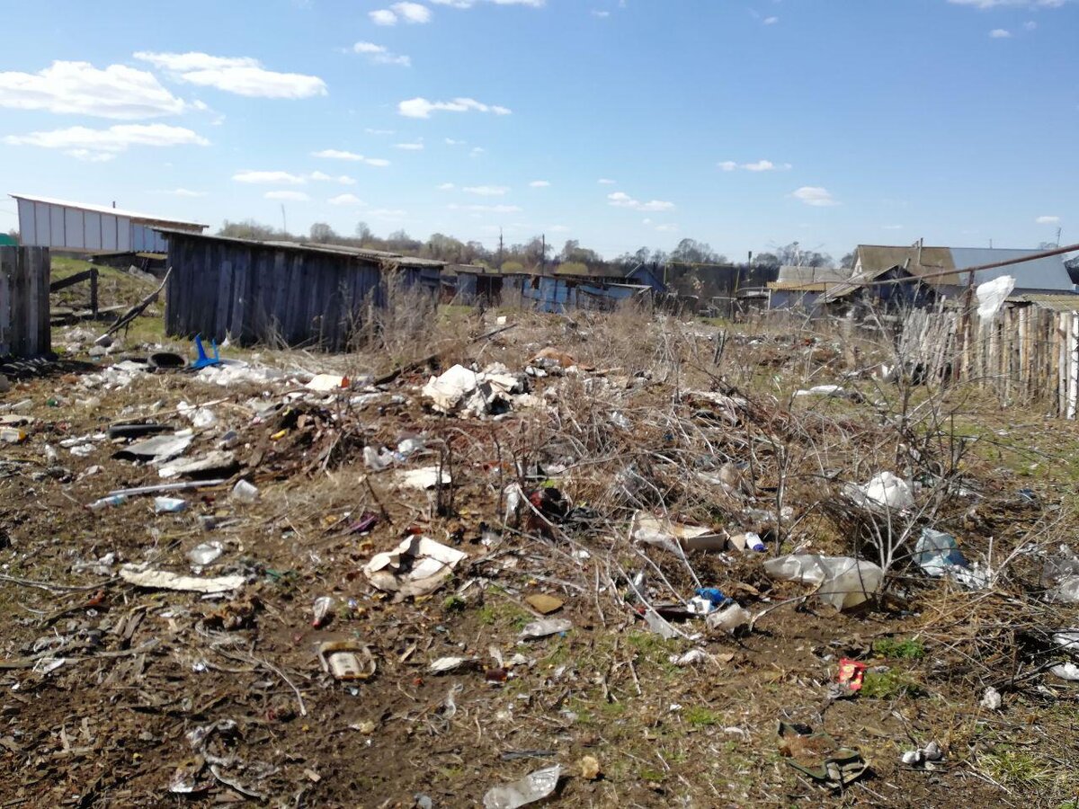 Лучше бы со свалкой боролись прямо под носом, а не с машинами на траве. Мотив понятен - со свалки денег не получишь, а с автомобилистов можно.
