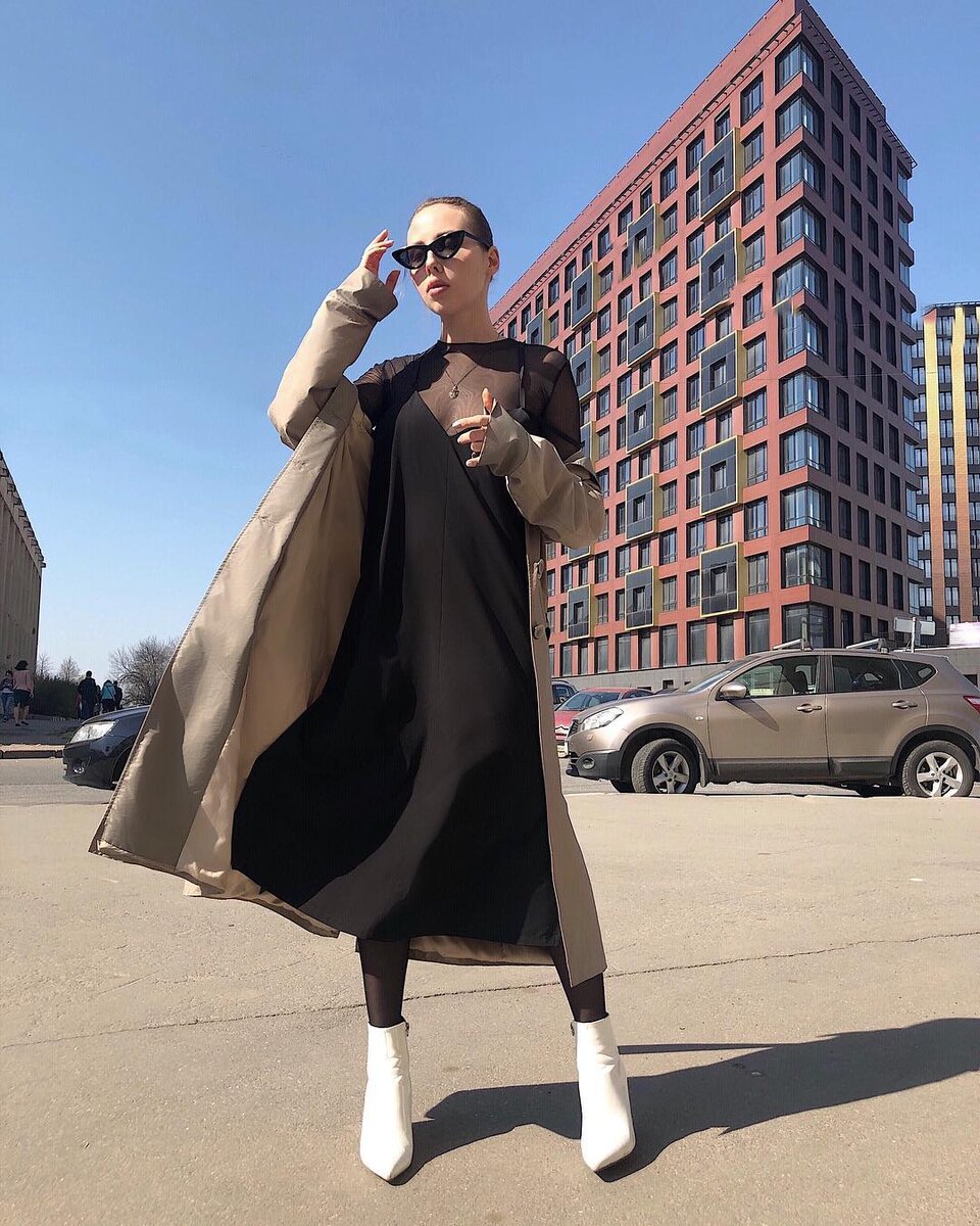 "Пригласите даму танцевать и счёт оплатите, сударь. Не видите что ли - я в платье и на каблуках!"

Ничего не вдохновляет меня так, как я сама. Потому что я очень самокритична, и мне сложно себе понравиться. Но этот образ меня очень вдохновляет. Обычно я предпочитаю пацанские наряды. А тут я вроде бы дама, но чувствую себя вполне комфортно. Женственность комбинации компенсирую дерзкой сеткой-боди. Ломаю гармоничность образа белыми лакированными штиблетами, чтобы не было так складно и гладко.