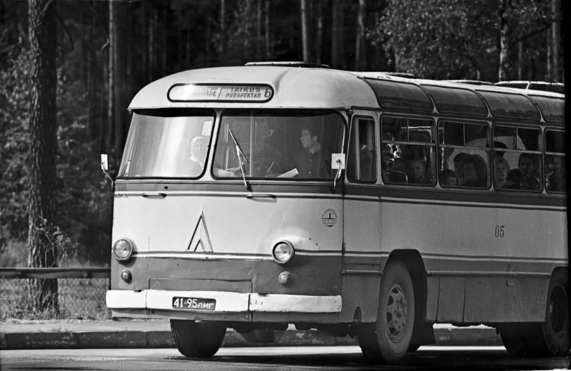 Автобус 1960. ЛАЗ-695б. Автобус ЛАЗ 695 СССР. ЛАЗ-695 автобус. ЛАЗ 695 горбатый.