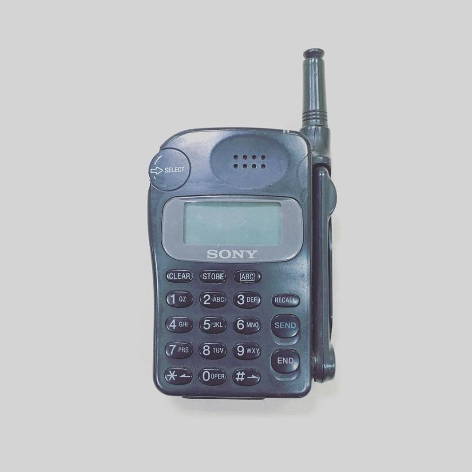 Sony CM-RX100. Выпускали в 1997 году за $500. Работал в сетях AMPS. Почти такая же модель для GSM-сетей выходила под именем Sony CMD Z1. Фишка в откидном микрофоне.