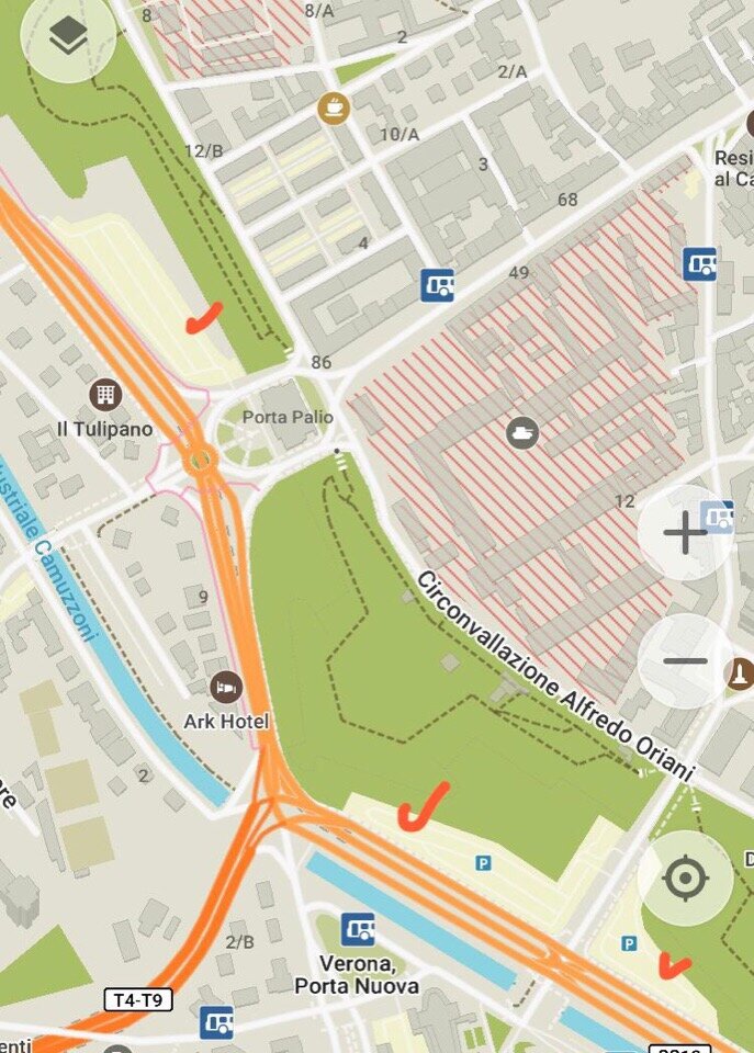 Бесплатные парковки отметила красными галками