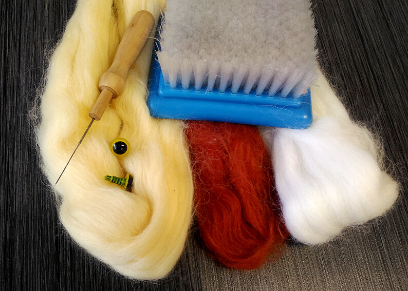 Кроме шерсти нужны иголки для валяния: № 36 и более тонкая, № 38 или 40, а также обратная игла. Можно работать на специальной щетке для валяния или взять поролоновую губку.