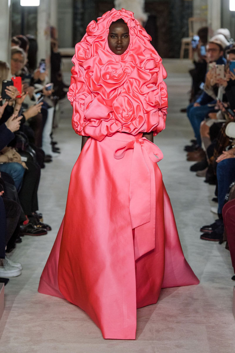 https://www.vogue.ru/collection/spring_summer2019/couture/paris/Valentino